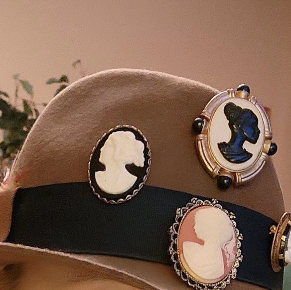 VINTAGE 1970s Black Onyx Ivory CAMEO BROOCH Silver Tone Frame LARGE Statement - Picture 8 of 9